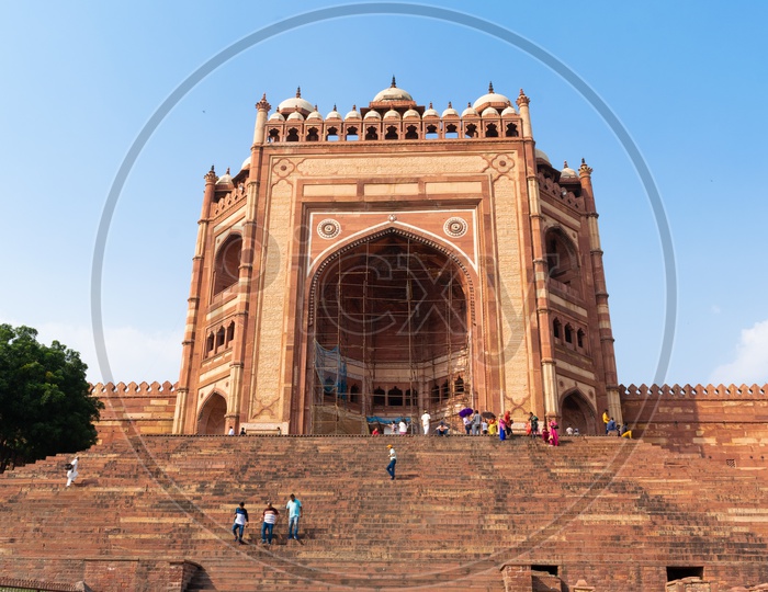 Main Entrance Arch Of Agra Fort With Tourists on Staircase