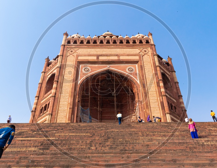 Main Entrance Arch Of Agra Fort With Tourists on Staircase