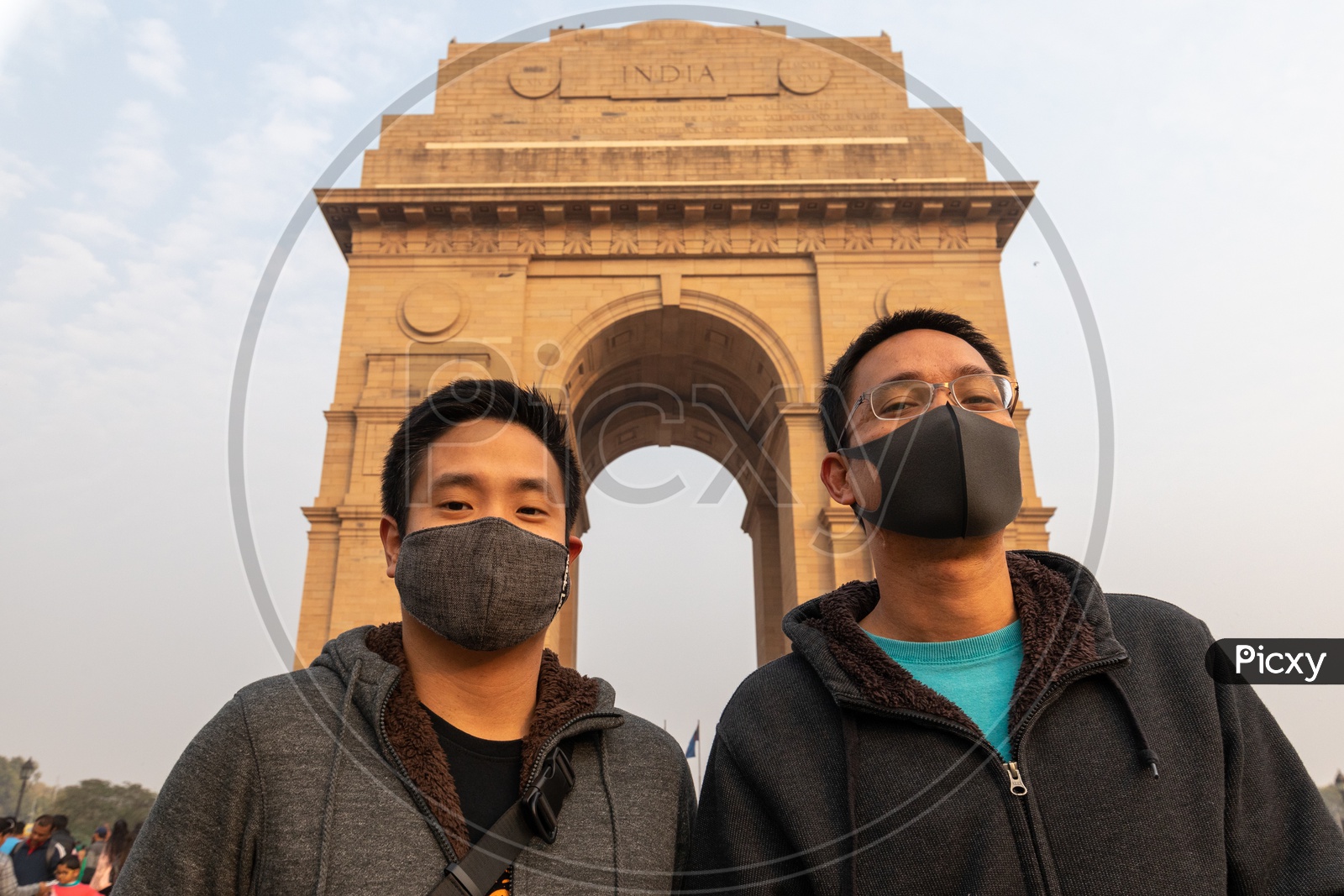 Foreigners wearing pollution masks at India Gate due to severe air pollution in delhi