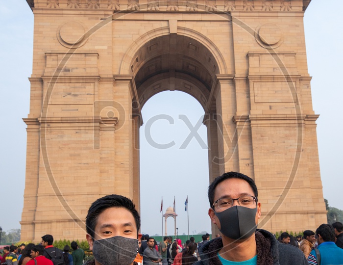 Foreigners wearing pollution masks at India Gate due to severe air pollution in delhi