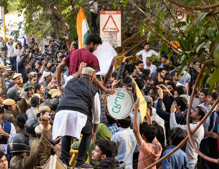 JNU(Jawaharlal Nehru University) students trying to remove barricades installed by Delhi Police