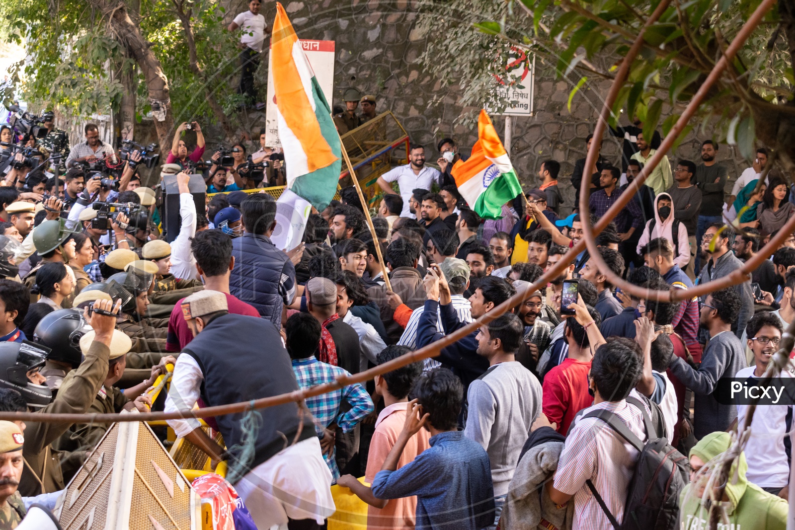 JNU(Jawaharlal Nehru University) students trying to remove barricades installed by Delhi Police