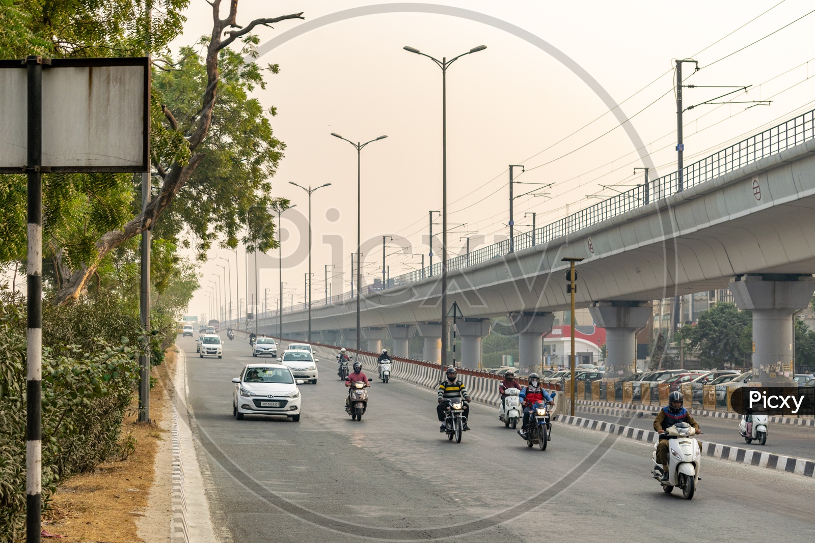 Delhi metro line and vehicles on flyover