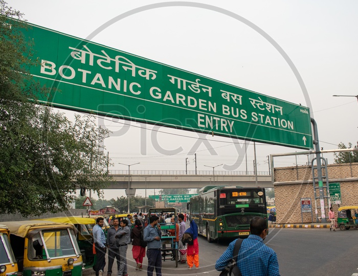 Botanical Garden Bus Stand, bus, e rickshaws and auto rickshaws