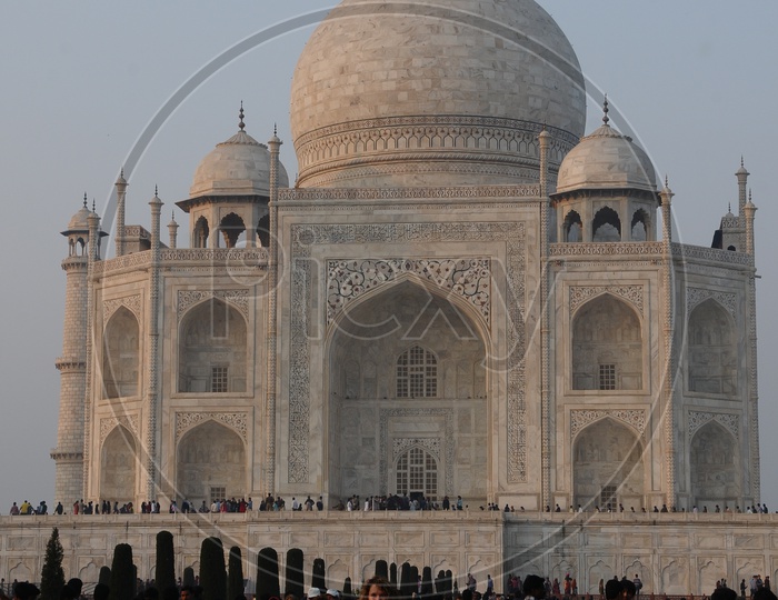 Taj Mahal View With Busy Tourists