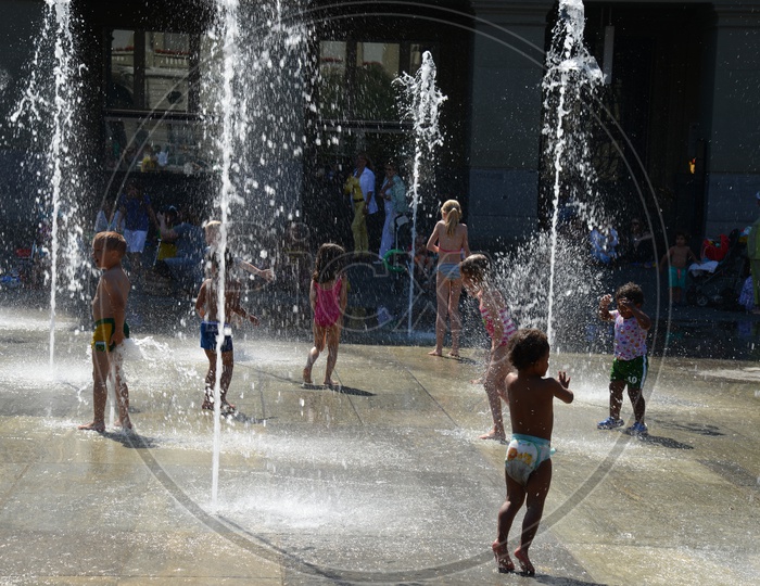 Children  plays with automatic water fountain at the inner place of the Norman Foster s building Metropolitan in downtown Warsaw