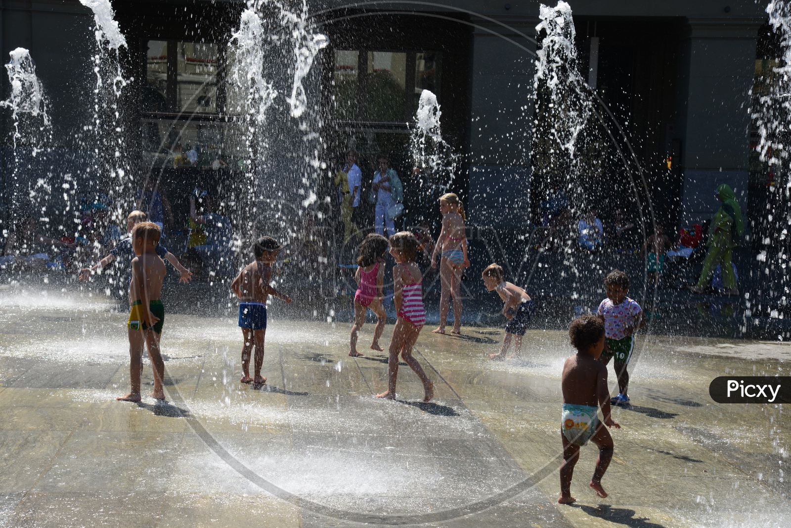 Children  plays with automatic water fountain at the inner place of the Norman Foster s building Metropolitan in downtown Warsaw
