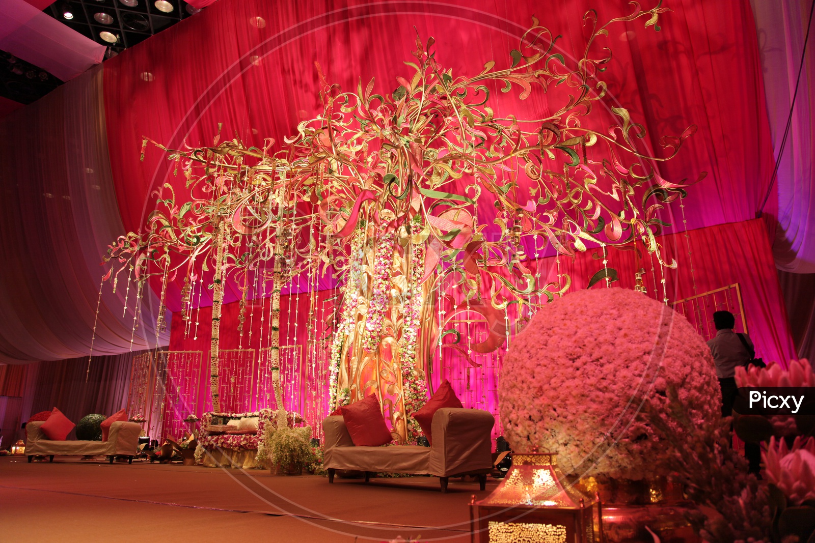 Designs Of Wedding Stages With Lighting And Decoration
