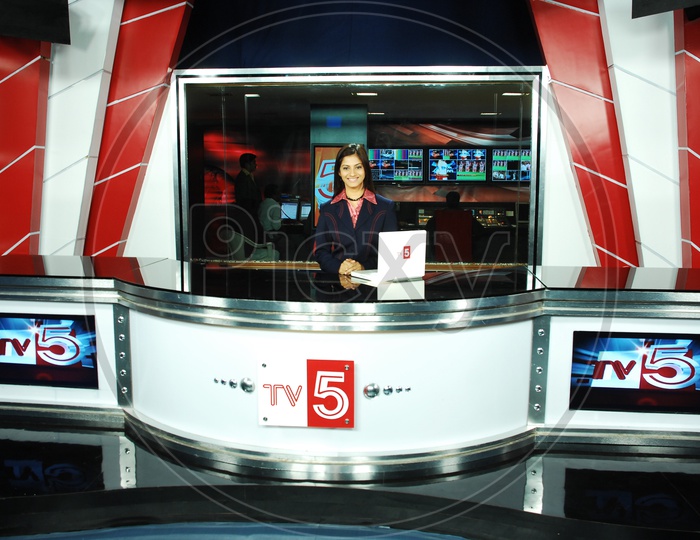 TV 5 News Reader