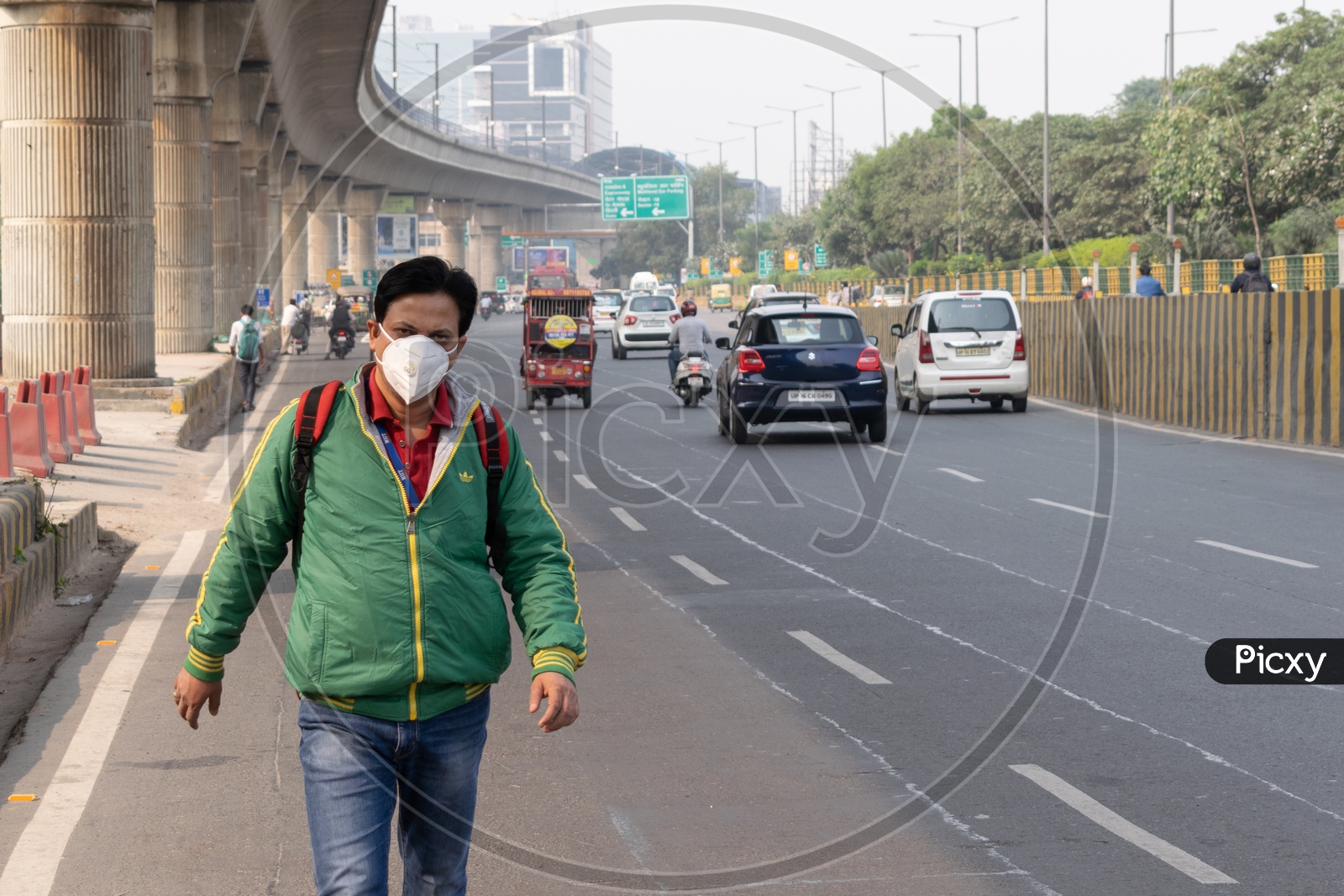 A man wearing mask to avoid pollution in Delhi NCR