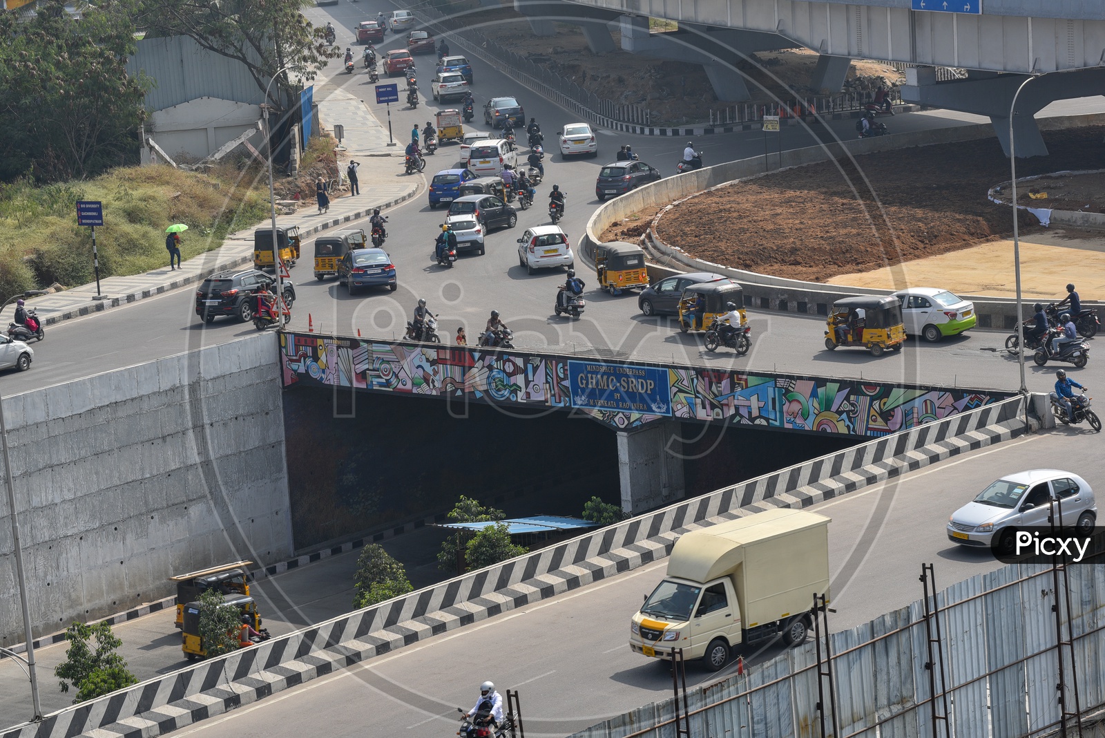 Vehicles at Raheja Mindspace Circle, Hyderabad