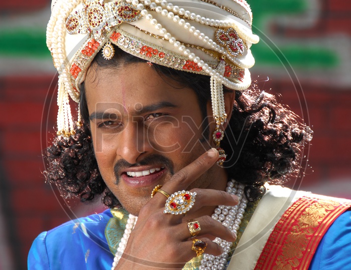 Image Of Tollywood Actor Prabhas Movie Working Stills Of Ek Niranjan ...