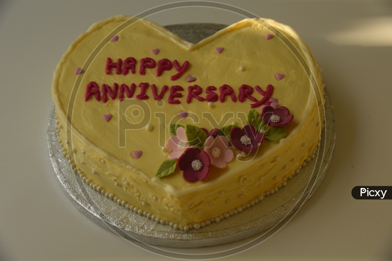 Cake with Happy Anniversary on it