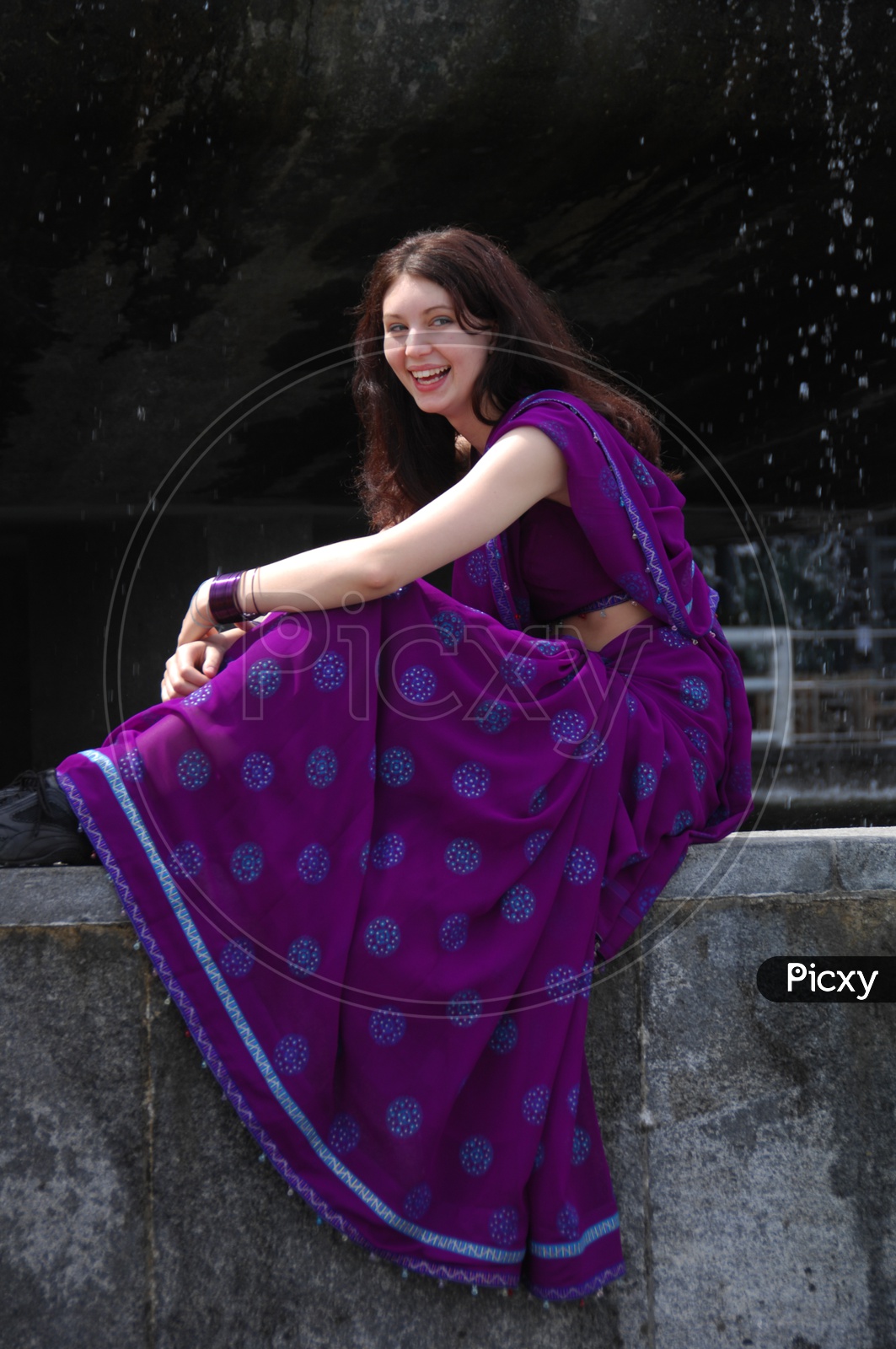 Image of Foreign Lady Wearing Indian Saree in Movie Working  Stills-DF044558-Picxy