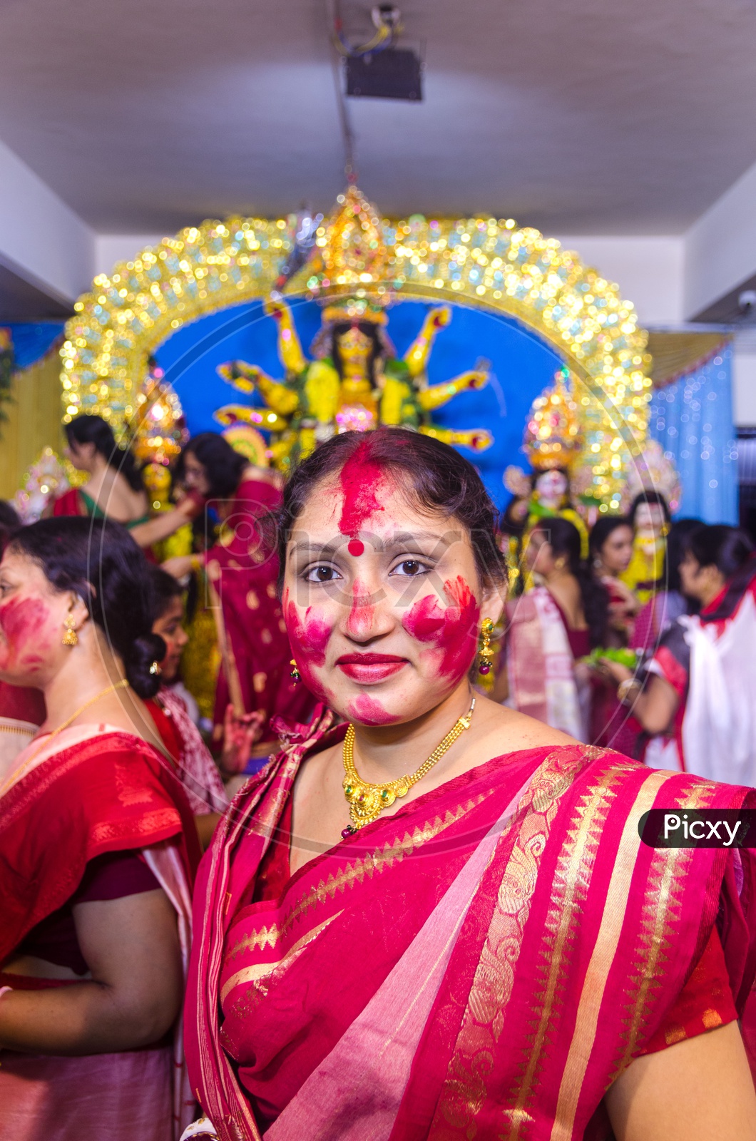 Durga Puja 2022: why married women celebrates sindoor khela on vijay dashmi  - विजय दशमी पर क्यों निभाई जाती है 'सिंदूर खेला' की रस्म? जानें इसका इतिहास  और महत्व