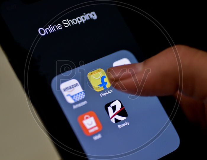 Man Finger Opening Flipkart   Online Shopping App On Smartphone With Selective Focus