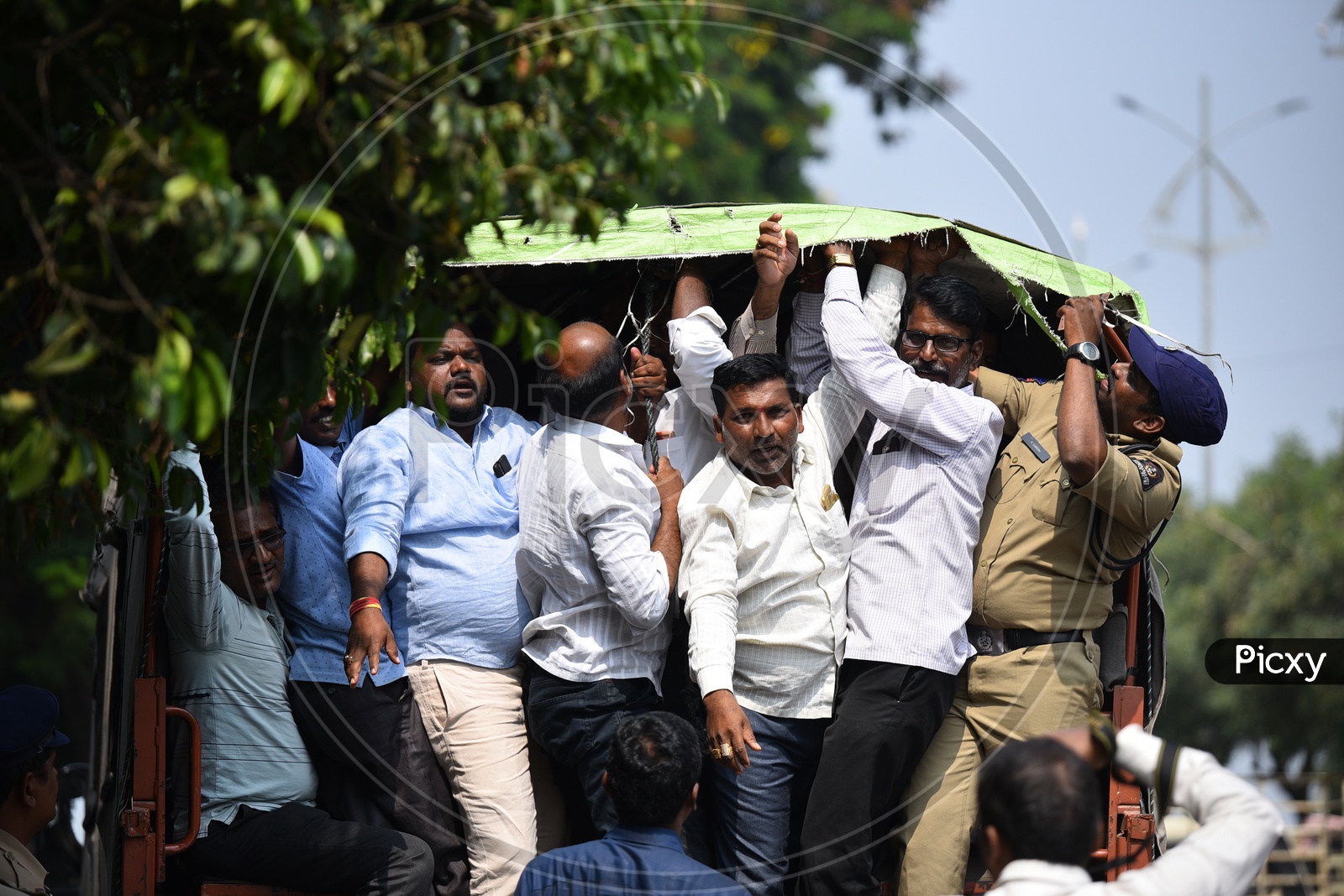 TSRTC JAC  Protesters Being Arrested  By Police During Million March At Tank Bund