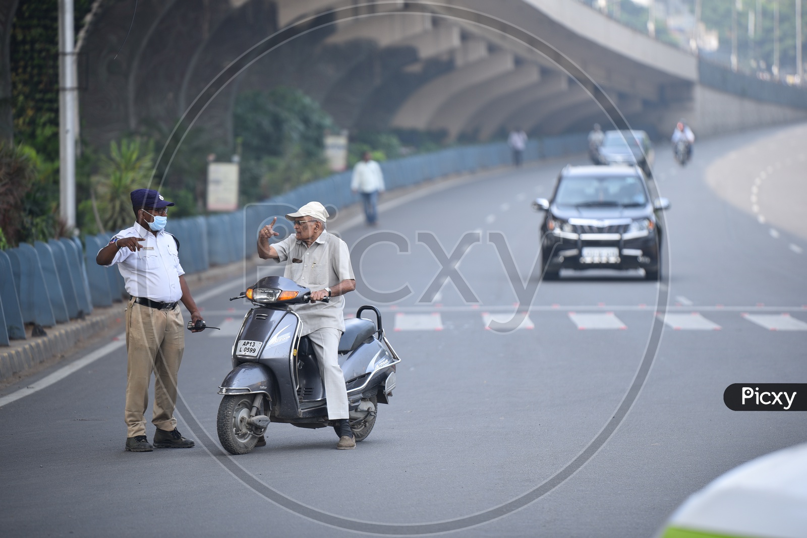 Hyderabad Traffic Police Stopping The Commuters And Diverting Them From Tank Bund  Road in the Wake Of TSRTC JAC , Congress And Other Political Parties  Called For A Million March