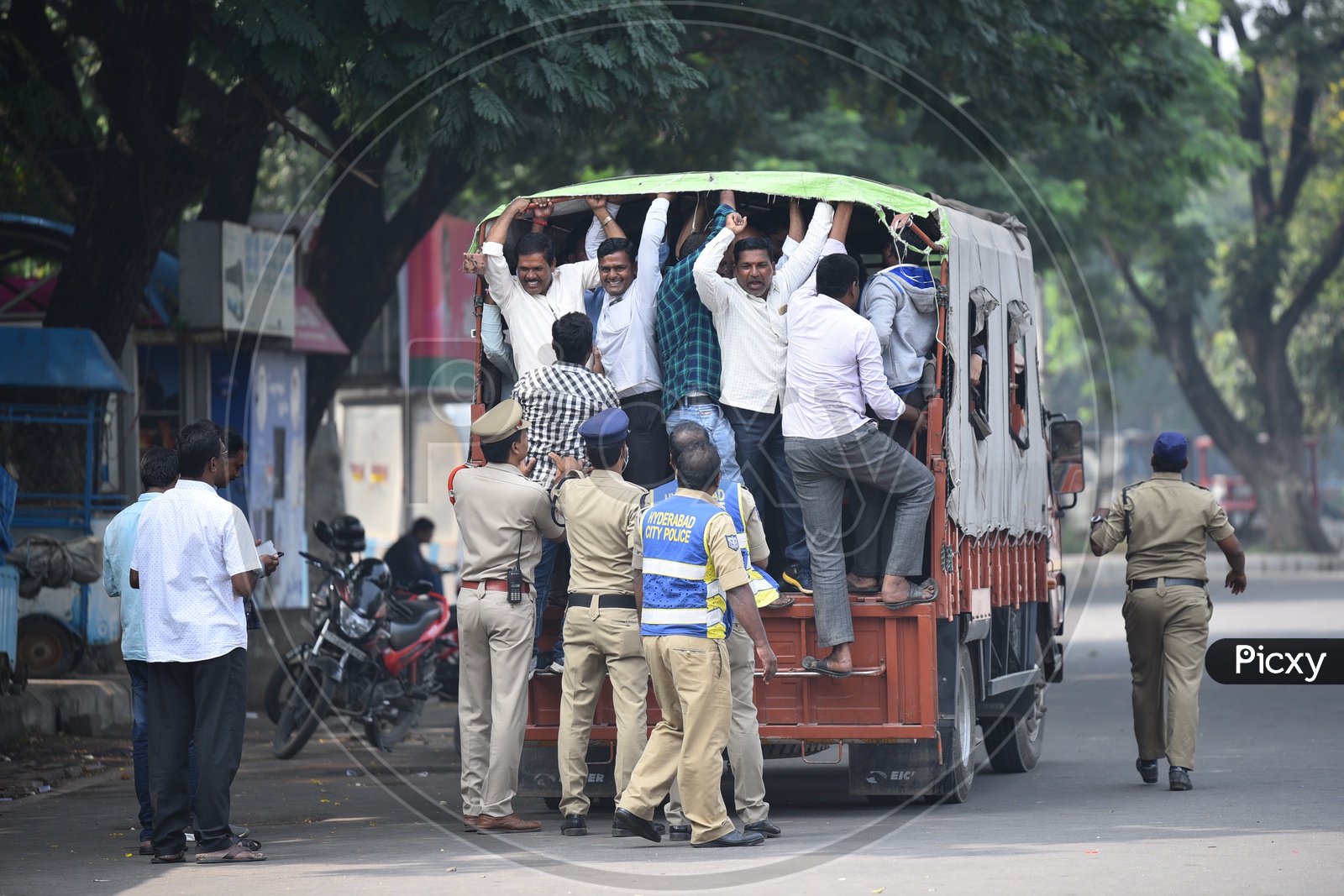 TSRTC JAC Protesters Being Arrested By Hyderabad Police During Million March At Tank Bund  in Hyderabad