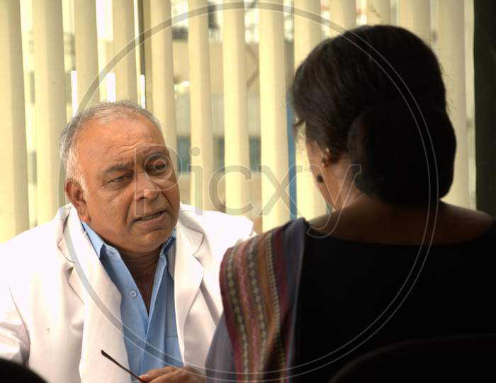 image-of-doctor-examining-a-patient-at-a-hospital-in-movie-working