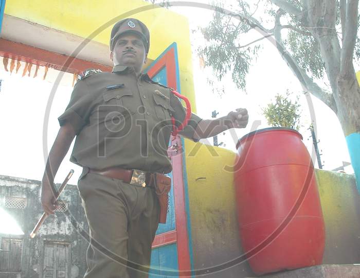 Telugu Movie Comedian In Police Man Getup In Movie Working Sills