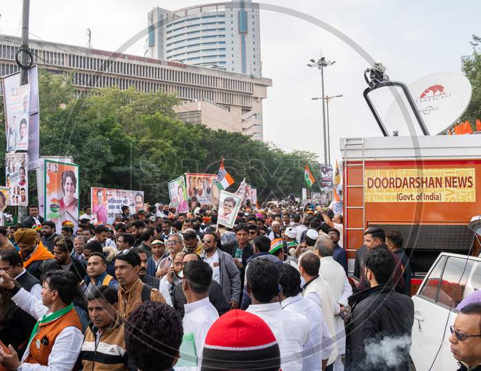 People during 'Bharat Bachao' rally by Congress in Delhi to highlight Modi govt failures and Doordarshan News Van