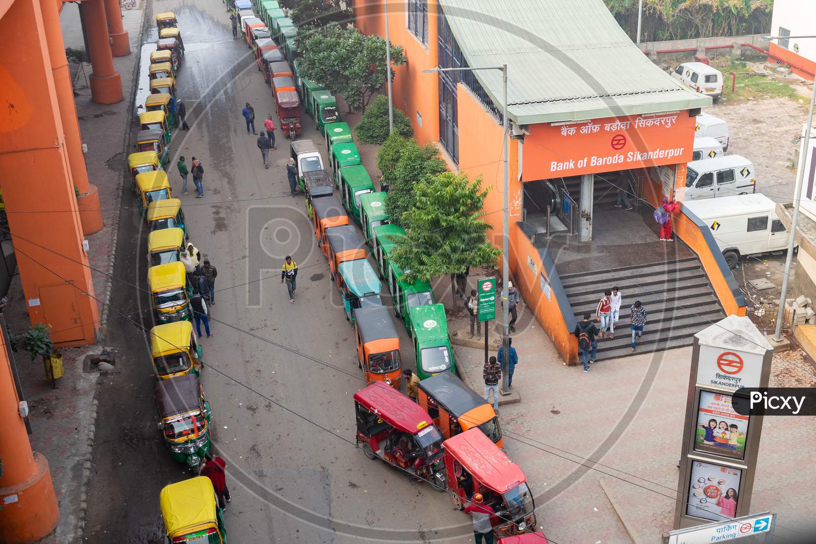 Queues of Auto rickshaws and E rickshaws near Sikanderpur metro station