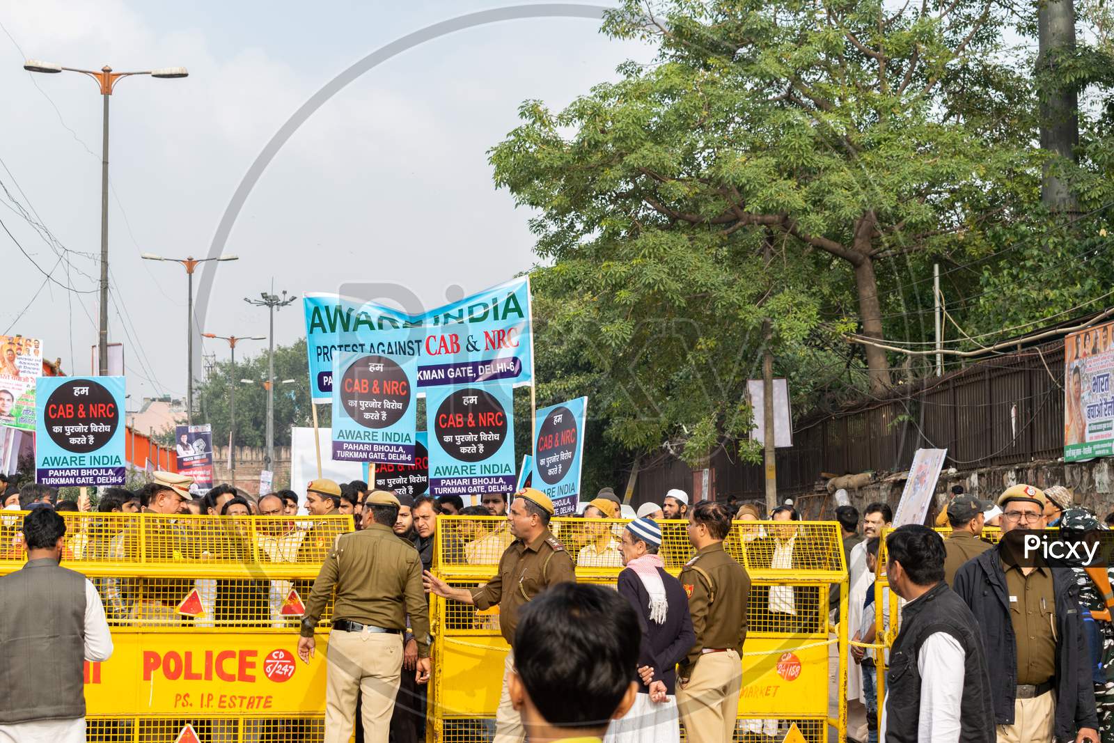 Delhi police and CRPF Jawans trying to stop People from protesting against CAB, Citizenship Amendment Bill and National Register of Citizens NRC