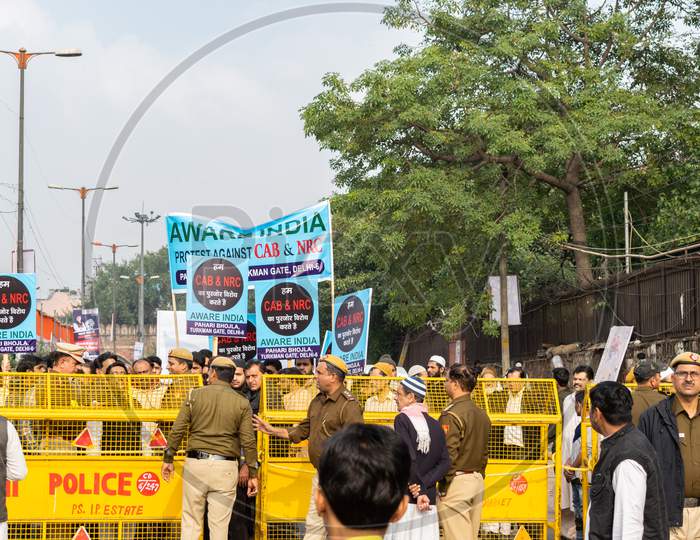 Delhi police and CRPF Jawans trying to stop People from protesting against CAB, Citizenship Amendment Bill and National Register of Citizens NRC