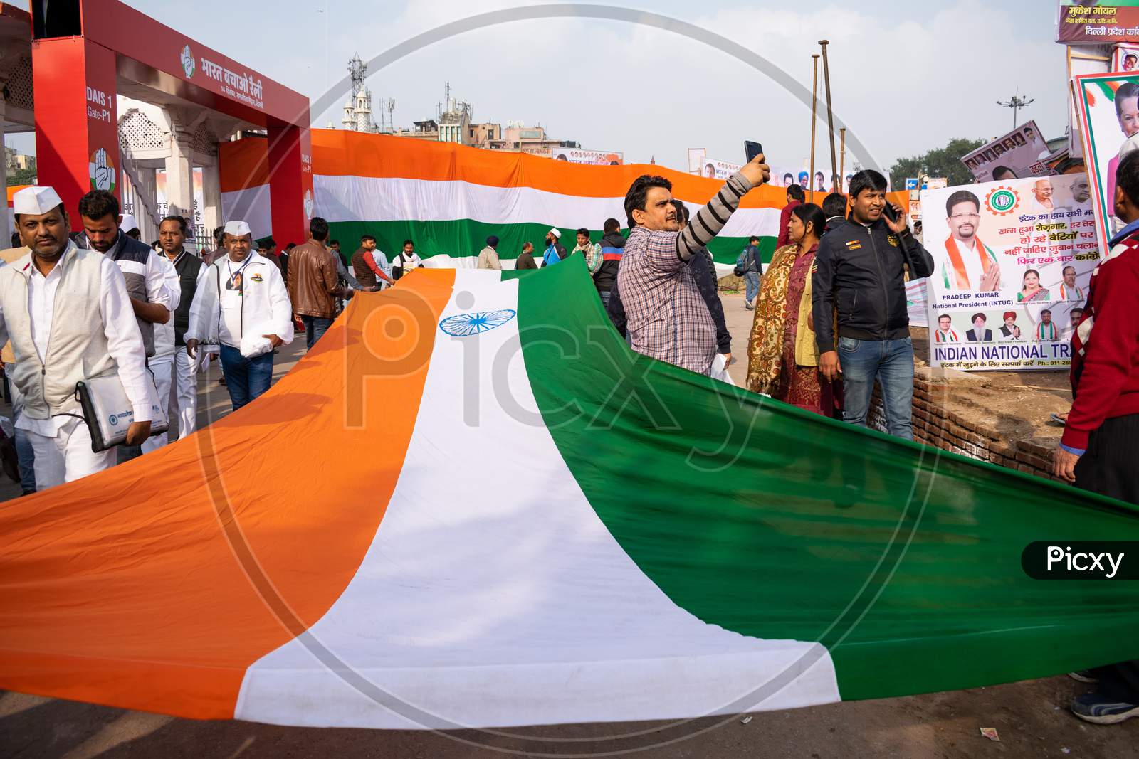 Congress workers carrying Indian flag during 'Bharat Bachao' rally by Congress in Delhi to highlight Modi govt failures