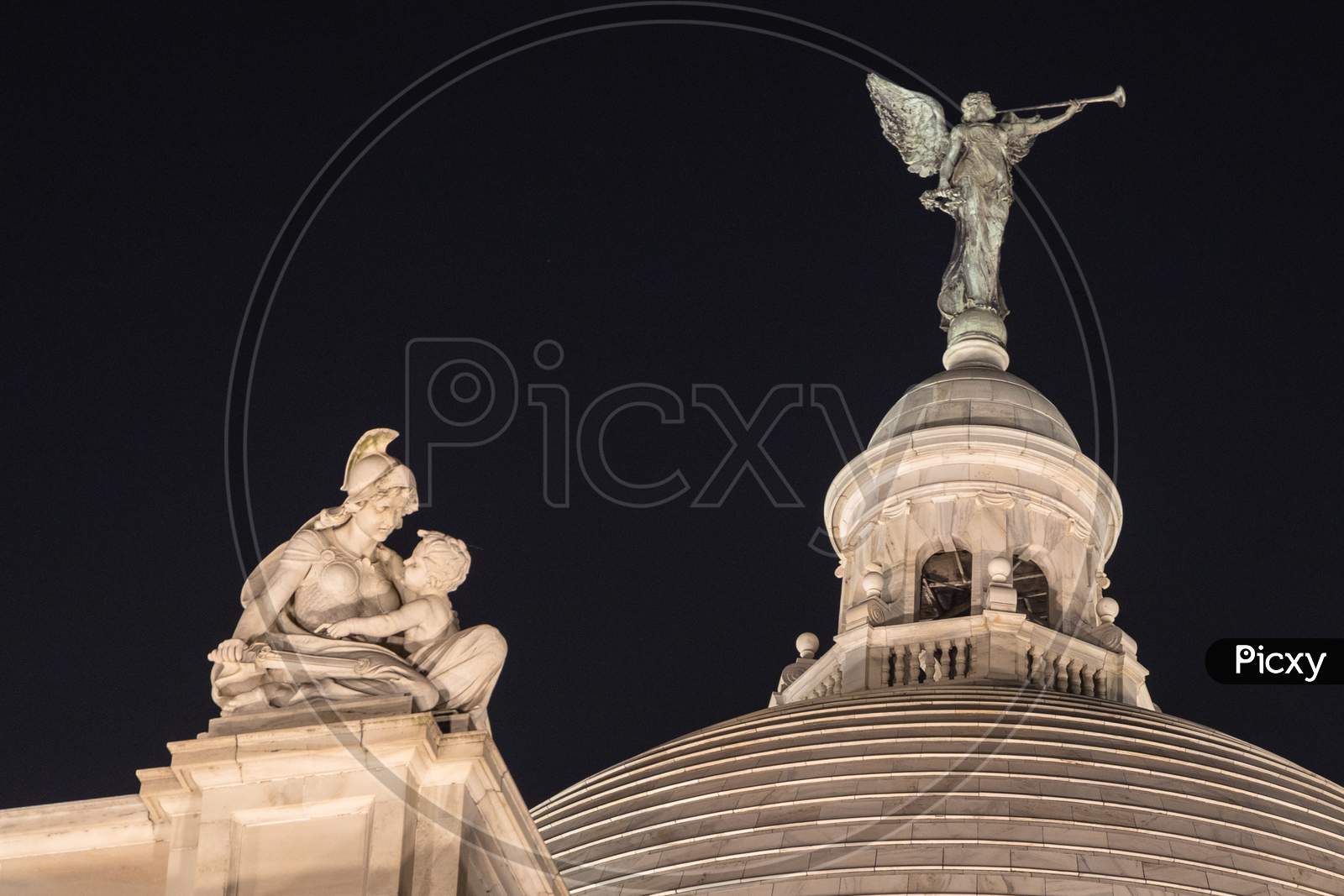 Architecture Of Victoria Memorial Dome With Statue in Kolkata