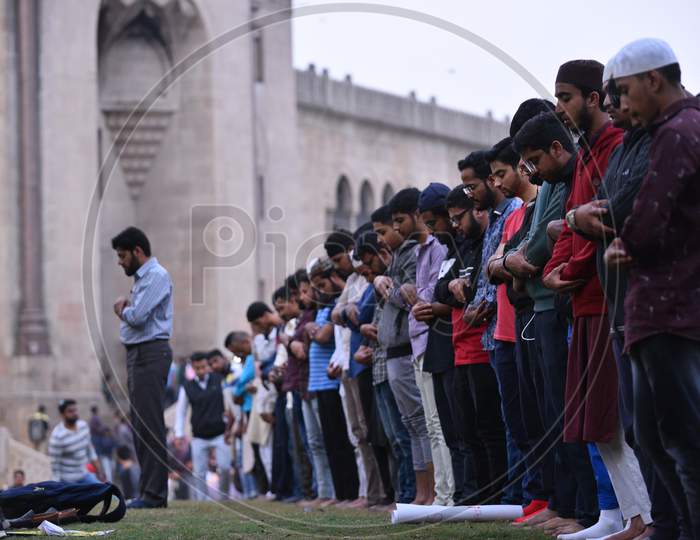 proteters doing namaz at maghrib time amidst protests on Citizenship Amendment Act 2019 at Osmania Arts College