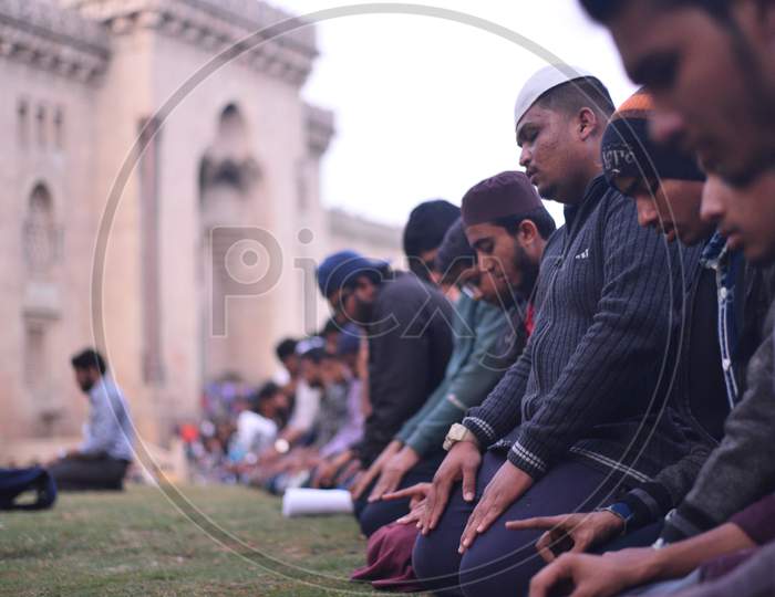 muslim men halt protest against CAA and NRC to offer prayers at Maghrib time in front of Osmania Arts College