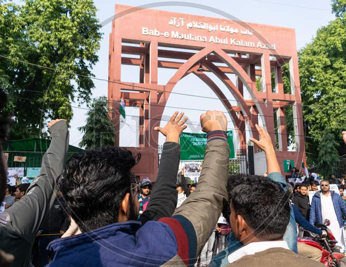 Students protesting against CAA and NRC outside Bab – e – Maulana Abul Kalam Azad (Gate No. 7), Jamia Millia Islamia, A Central University in New Delhi