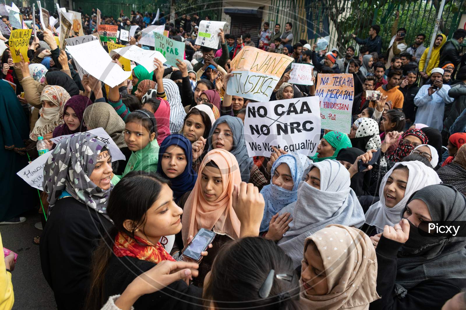 Girls chanting the slogans against CAA and NRC outside Jamia Millia Islamia University