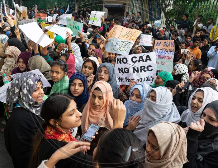Girls chanting the slogans against CAA and NRC outside Jamia Millia Islamia University