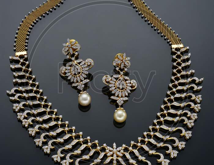 A Woman's necklace set with diamond work