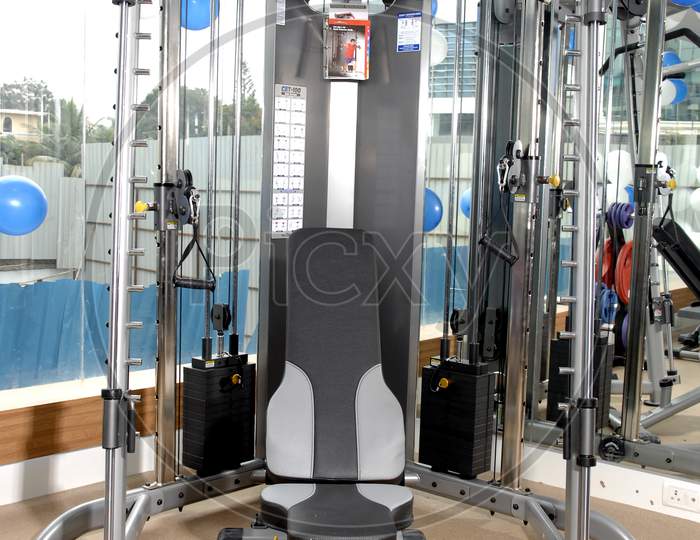 Weightlifting exercise machine in a gym