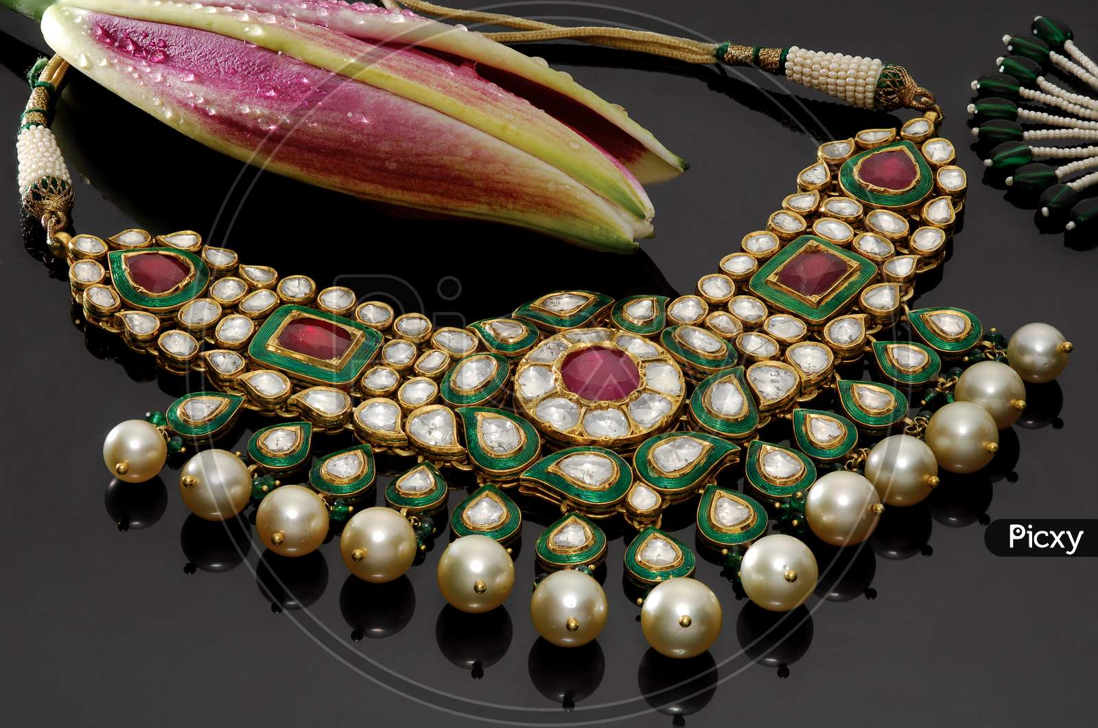 Close up of gemstones of pearl necklace set