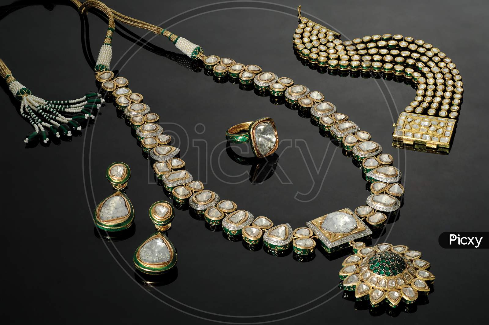 Gemstone embedded Fashion necklace