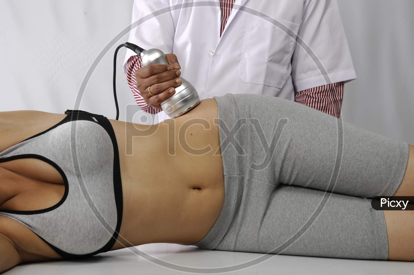 Therapist using fat burning machine on a young woman