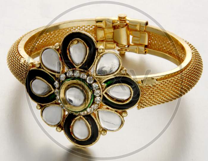 Emerald and metal gemstone fashion jewelry