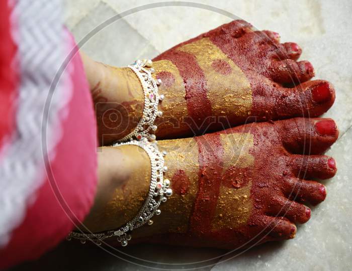 Indian bride legs with mehendi