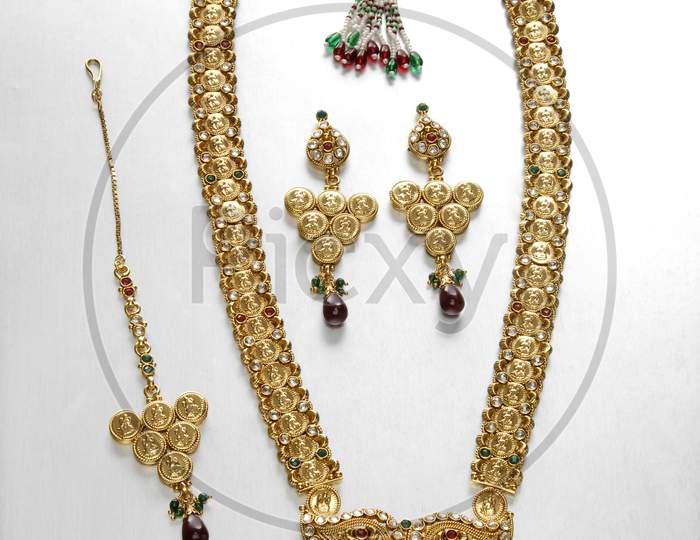 A Necklace set with matching earrings