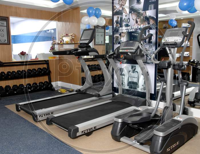 Brand new treadmills in a modern gym