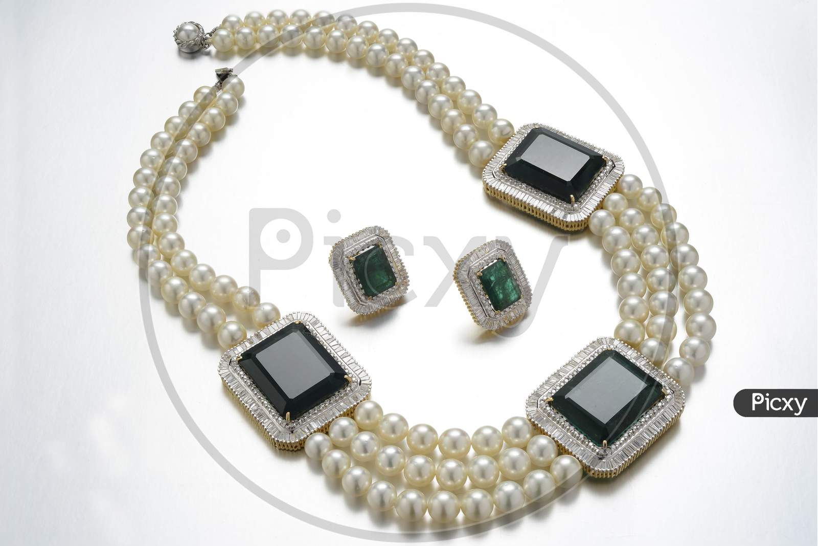 Pearl necklace set with earrings