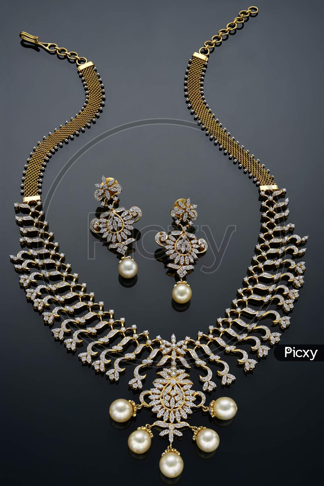 A Woman's necklace set with diamond work