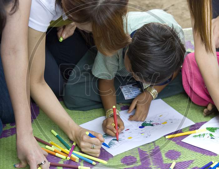 Students learning drawing during the class