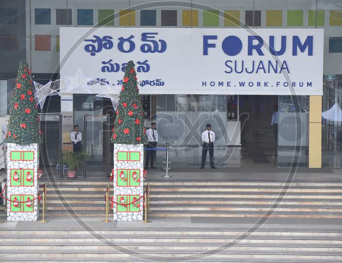 Forum Mall entrance decorated with Christmas Tree