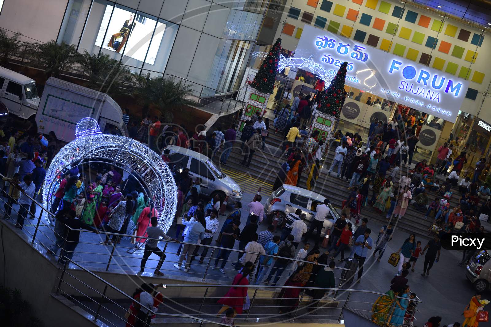 a busy Forum Mall entrance on Christmas Eve